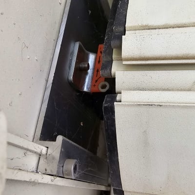 מנגנון תריס עם ברגים וחלקי מתכת