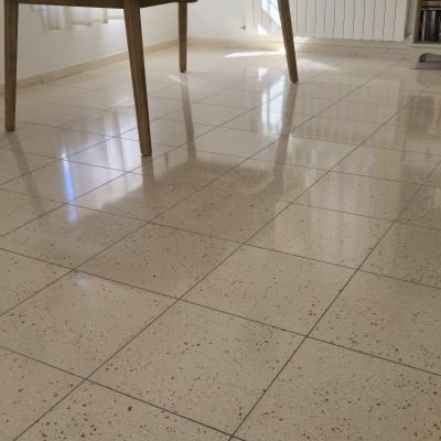 רצפה נקייה עם אריחים מבריקים ושולחן עץ