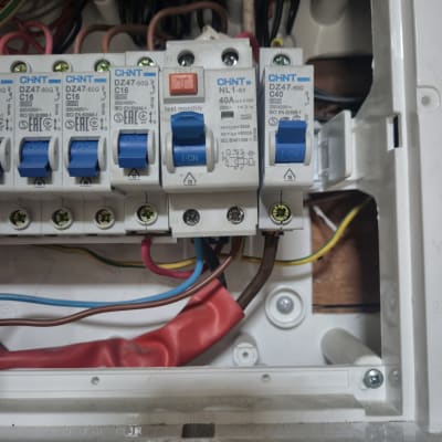 לוח חשמל עם מפסקים וחוטים צבעוניים