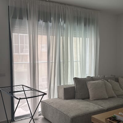 מנורה תלויה מהתקרה בחדר מגורים