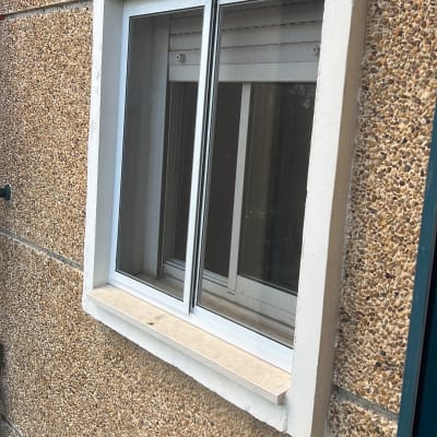 חלון אלומיניום מותקן בקיר חיצוני