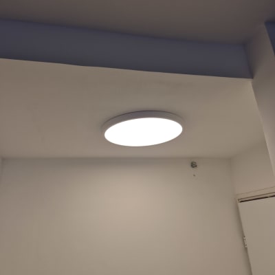 תאורה עגולה מותקנת בתקרה לבנה