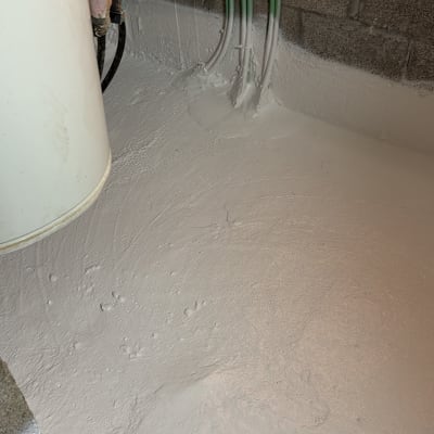 איטום קיר ורצפה עם חומר לבן