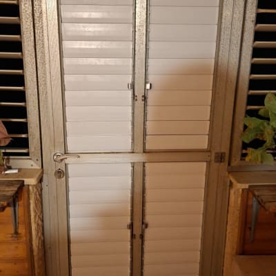 תריסים לבנים מותקנים על דלת