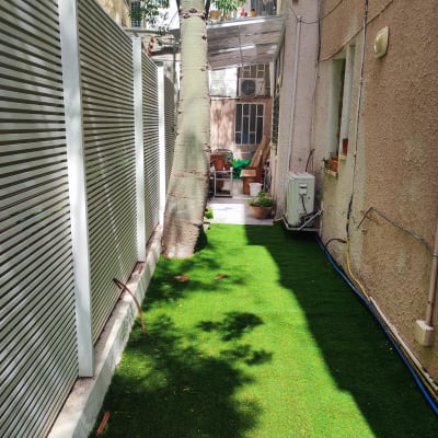 דשא סינתטי, עציץ חרס, עץ גדול, צינור השקיה