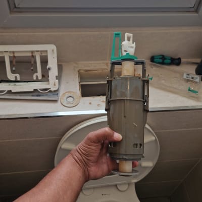 תיקון אסלה עם חלקים וכלים