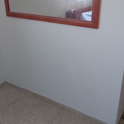 קיר לבן עם מסגרת עץ, ללא ציור נראה