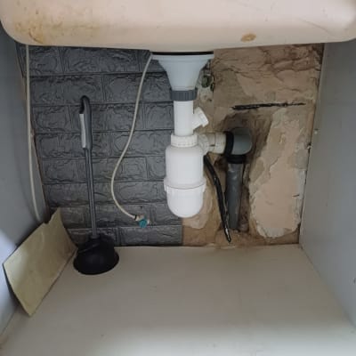 כיור עם צנרת, פומפה, קיר חשוף