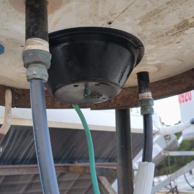 חלק תחתון של דוד שמש עם צינורות מחוברים