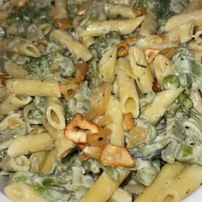 פסטה עם ברוקולי ושום מטוגן בקערה לבנה