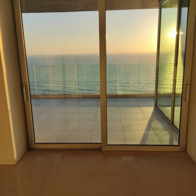 דלת זכוכית נקייה עם נוף לים