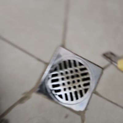 תמונה של ניקוז רצפה עם אריחים