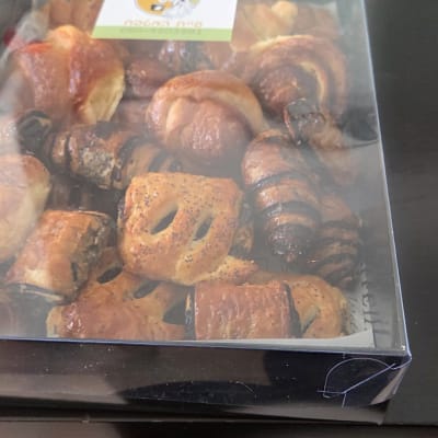 מגש מאפים שונים על שולחן, מתאים לקייטרינג