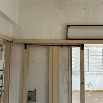 דלתות זכוכית עם מסגרת עץ, קיר מתקלף