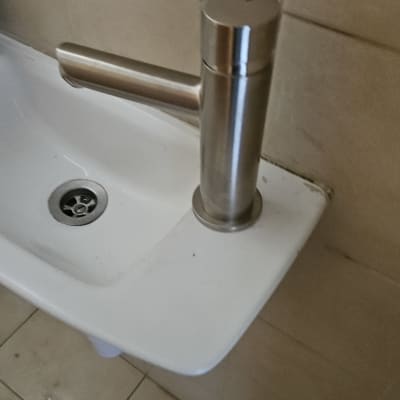 ברז וכיור בחדר אמבטיה