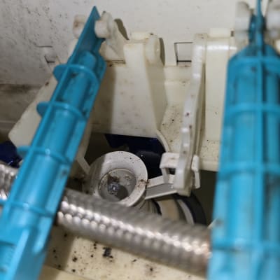 חלקים פנימיים של מערכת אינסטלציה עם צינור מתכת