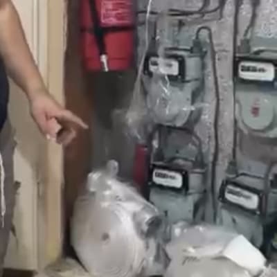 ציוד כיבוי אש כולל מטף וצינורות