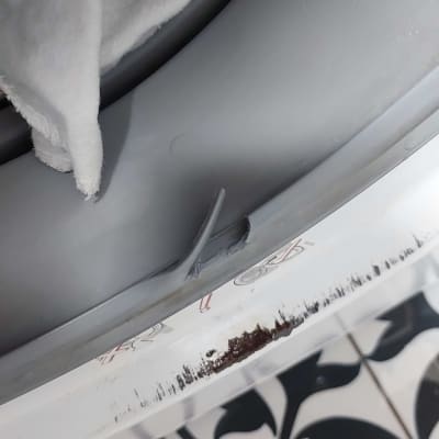 תוף מכונת כביסה עם בגדים בפנים