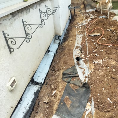 איטום קיר חיצוני עם חומר שחור ולבן