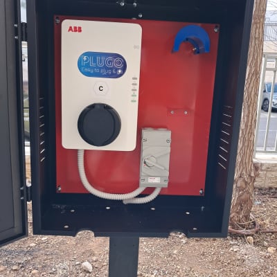 לוח חשמל עם שקע טעינה וידית הפעלה