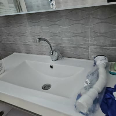 כיור עם ברז, צינור פלסטיק על השיש