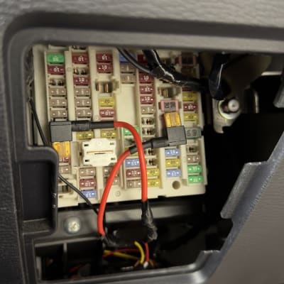 תיבת פיוזים עם חוטים צבעוניים ברכב