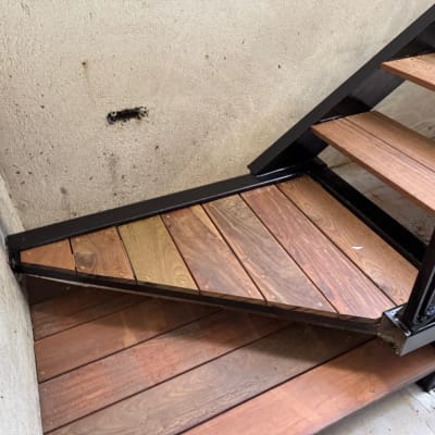 מדרגות עץ עם מסגרת מתכת בפינה פנימית