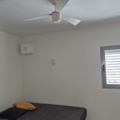 מאוורר תקרה לבן מותקן על תקרה בחדר שינה