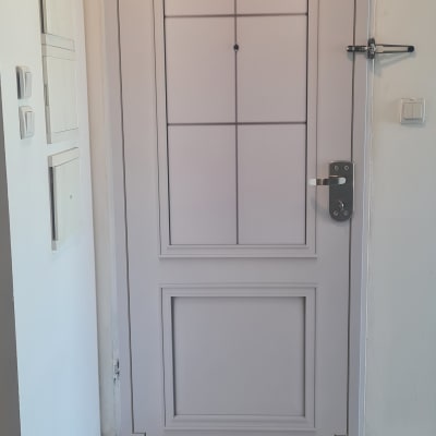 דלת עם ציפוי דקורטיבי ומנעול כסוף