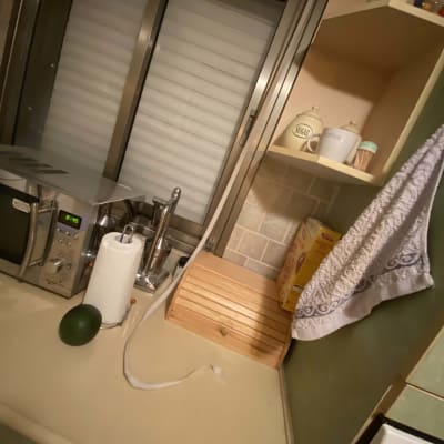 תריסים סגורים בחלון מטבח עם מסגרת מתכת