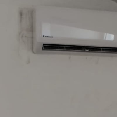 מזגן מותקן על קיר עם תצוגת טמפרטורה