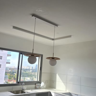 מטבח עם תאורה תלויה וקירות צבועים