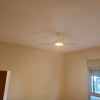 מאוורר תקרה עם תאורה דולקת בחדר