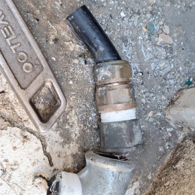 חלקי צנרת שבורים על הקרקע