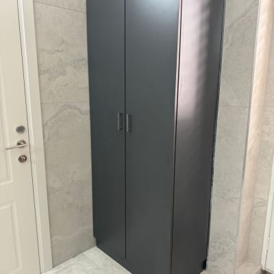 ארון עץ כהה עם דלתות סגורות בחדר