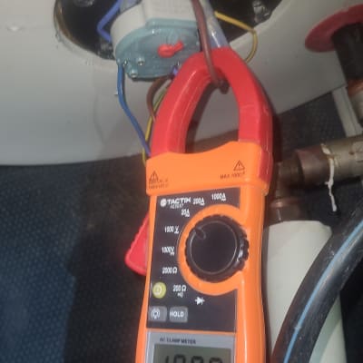 מד אמפר מחובר לדוד שמש עם חוטים חשמליים