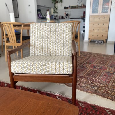 כיסא עם ריפוד בד דוגמת כוכבים