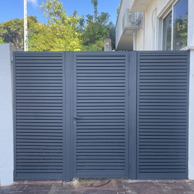 שער אלומיניום אפור עם תריסים אופקיים