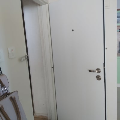 דלת לבנה פתוחה עם ידית מתכת