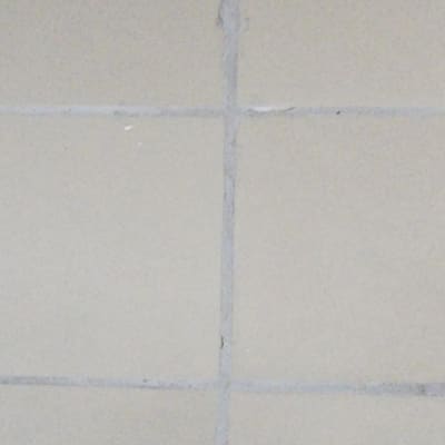 אריחים עם איטום פגום בין החריצים