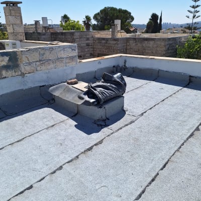 גג עם יריעות איטום וסדקים קטנים