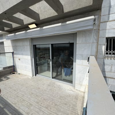 מרפסת עם סוכך מעל דלת זכוכית