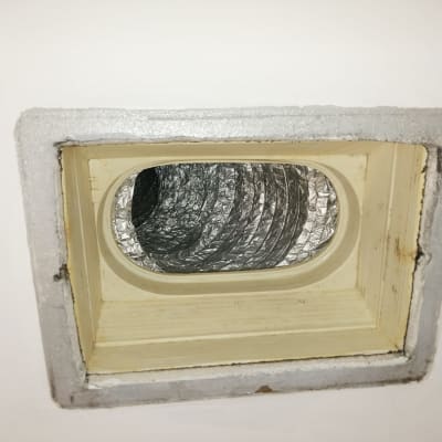 פתח אוורור עם צינור מתכת גמיש