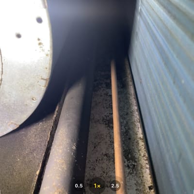 צינור ומערכת מיזוג אוויר בתמונה