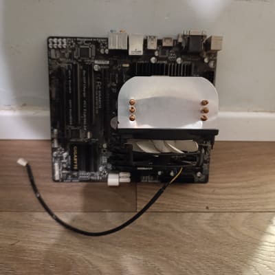 לוח אם עם מאוורר ומעבד מותקן