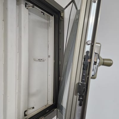 חלון עם תריס פתוח ומנגנון נעילה