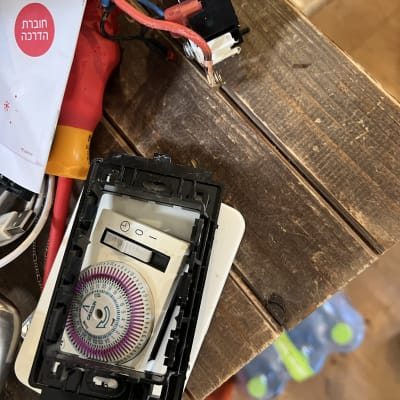 כלי עבודה חשמליים, חוטים ומתג על שולחן עץ