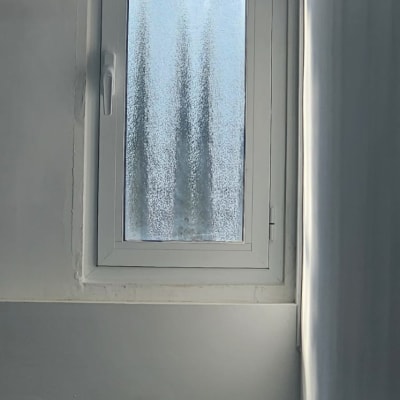 חלון אלומיניום עם זכוכית חלבית