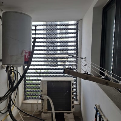 מערכת מיזוג אוויר עם רשת למניעת כניסת יונים