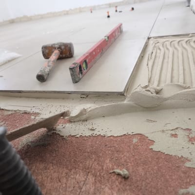 הנחת אריחים עם פטיש, פלס ודבק קרמיקה